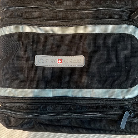Swissgear Vertical Hanging Toiletry Kit -Like-New - Picture 8 of 13